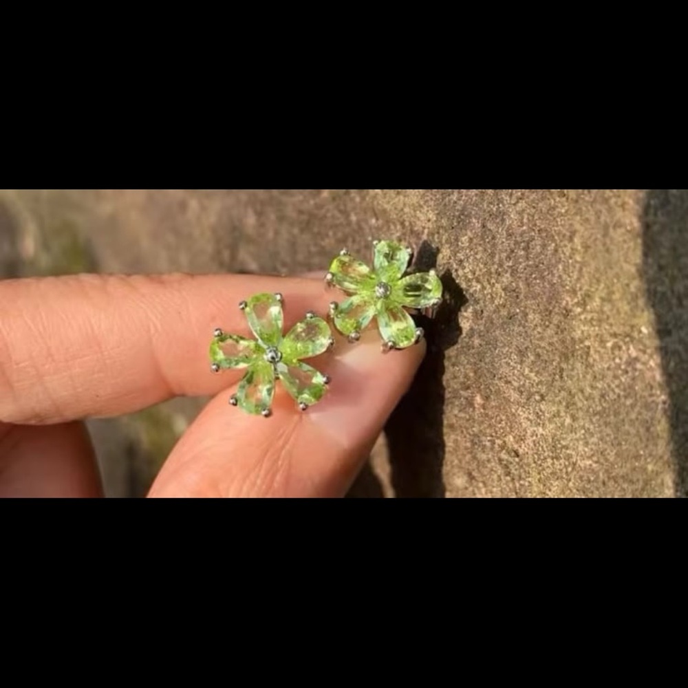 Natural peridot floral earrings on pure silver - Picture 3 of 10